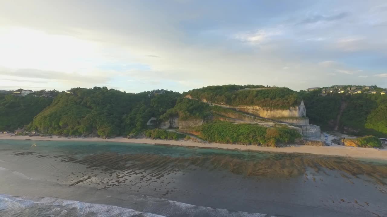 印度尼西亚巴厘海滩和鱼子酱的景观视频素材