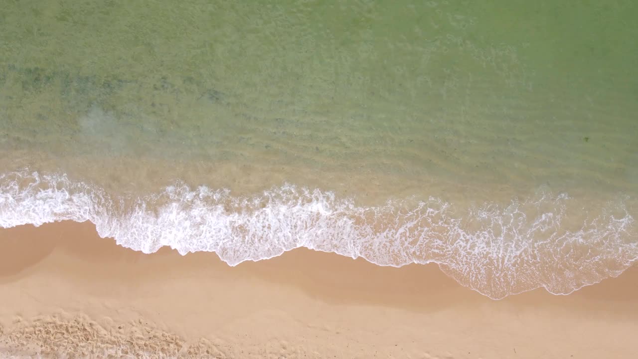 海浪和海滩的俯视图，自然背景。视频素材