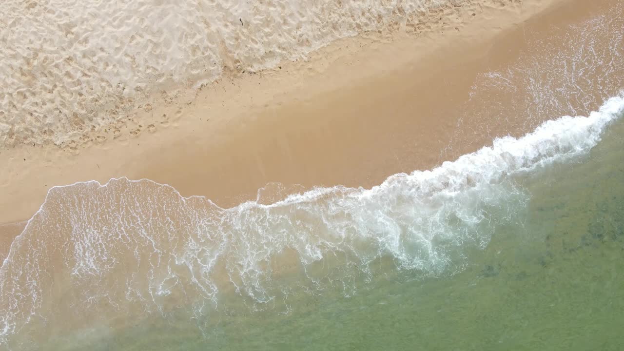 海浪和海滩的俯视图，自然背景。视频素材