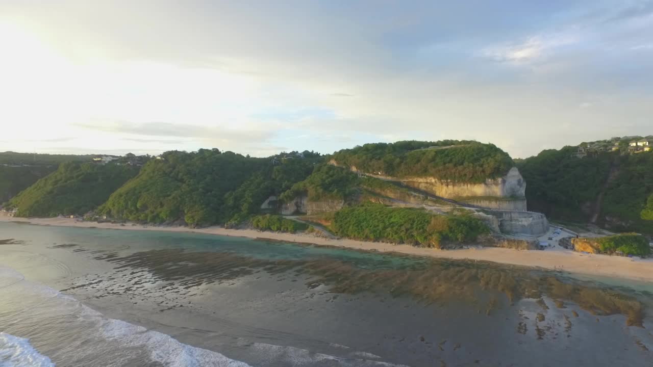 印度尼西亚巴厘海滩和鱼子酱的景观视频素材