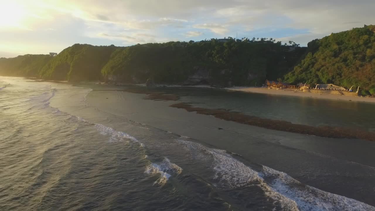 印度尼西亚巴厘海滩和鱼子酱的景观视频素材