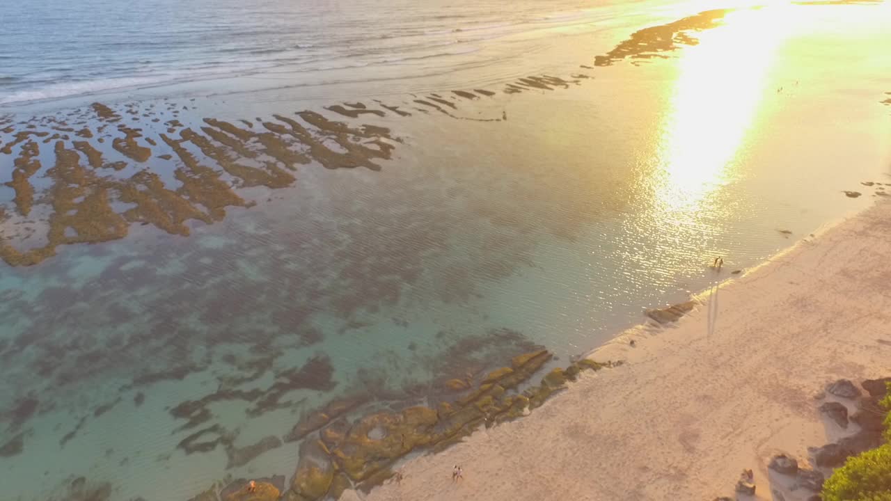 印度尼西亚巴厘海滩和鱼子酱的景观视频素材