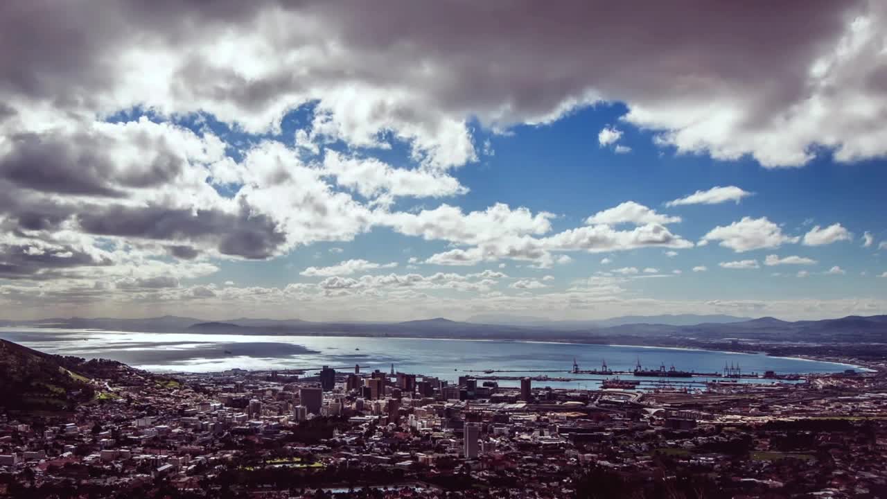 在多云的天空，海岸和大海上增加人的图标移动的动画视频素材