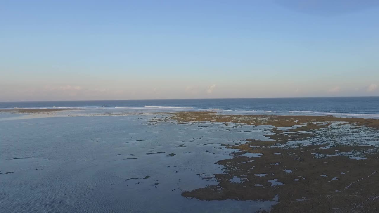 印度尼西亚巴厘岛的Pura geger海滩风景视频素材