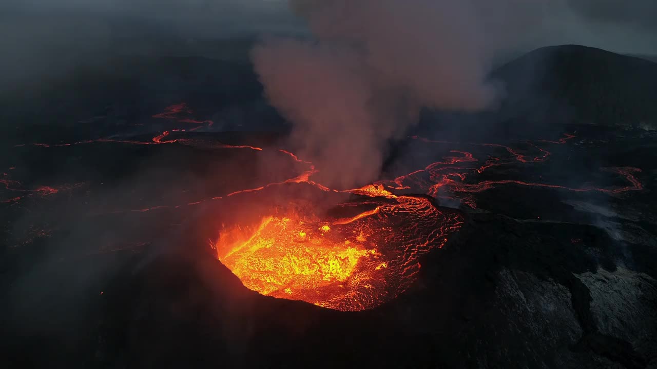 从冰岛雷克雅内半岛的后边缘拍摄的法格拉达尔斯火山火山口喷发的熔岩视频素材