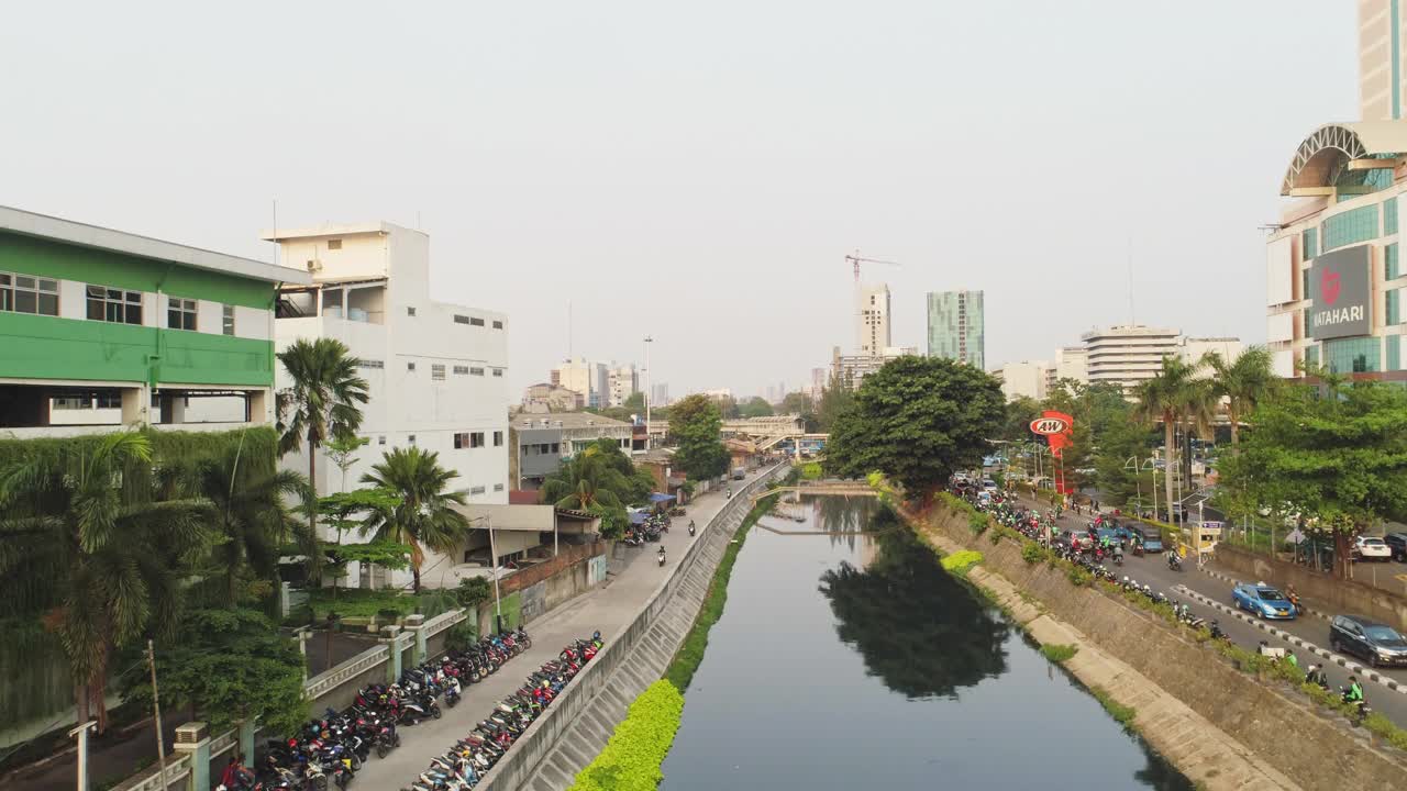 鸟瞰图在稠密的中心城市雅加达印度尼西亚视频素材