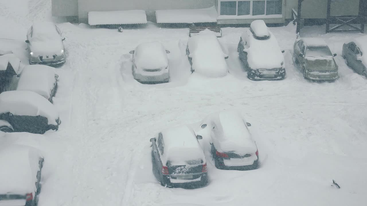 暴风雪过后，汽车被雪覆盖着。大雪。街道和汽车都被雪覆盖了。停车场被大雪覆盖着视频素材