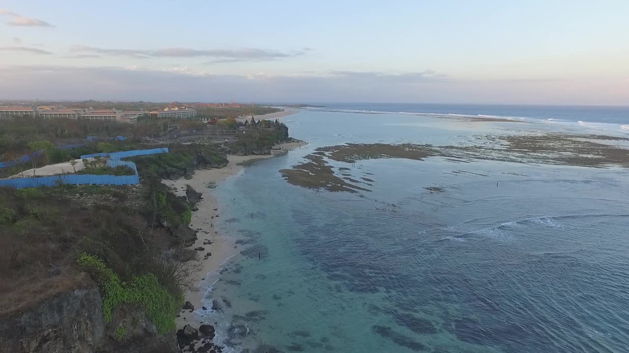 印度尼西亚巴厘岛的Pura geger海滩风景视频素材