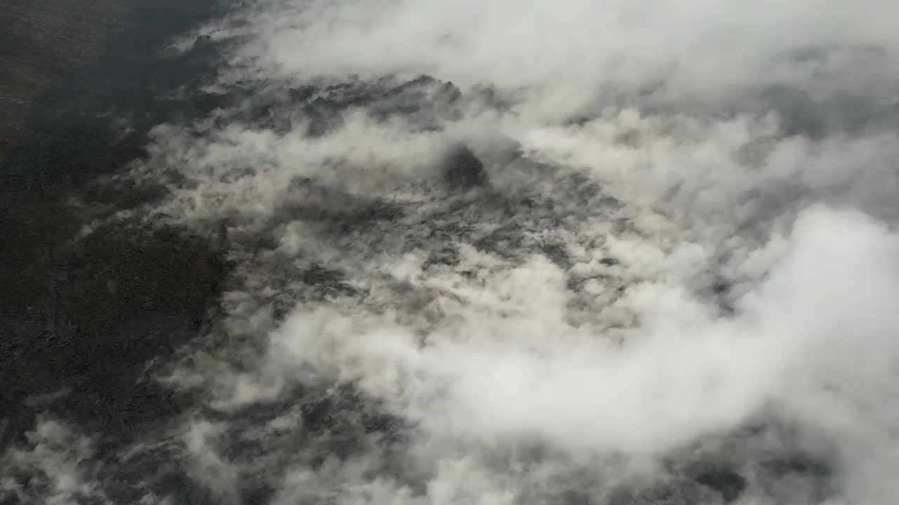 无人机拍摄的视频显示，冰岛雷克雅内半岛Fagradalsfjall火山正在冷却的岩浆中冒出烟雾视频素材