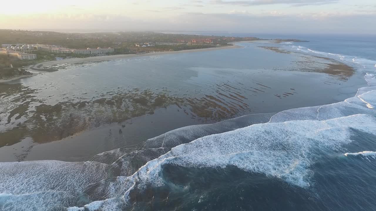 印度尼西亚巴厘岛的Pura geger海滩风景视频素材