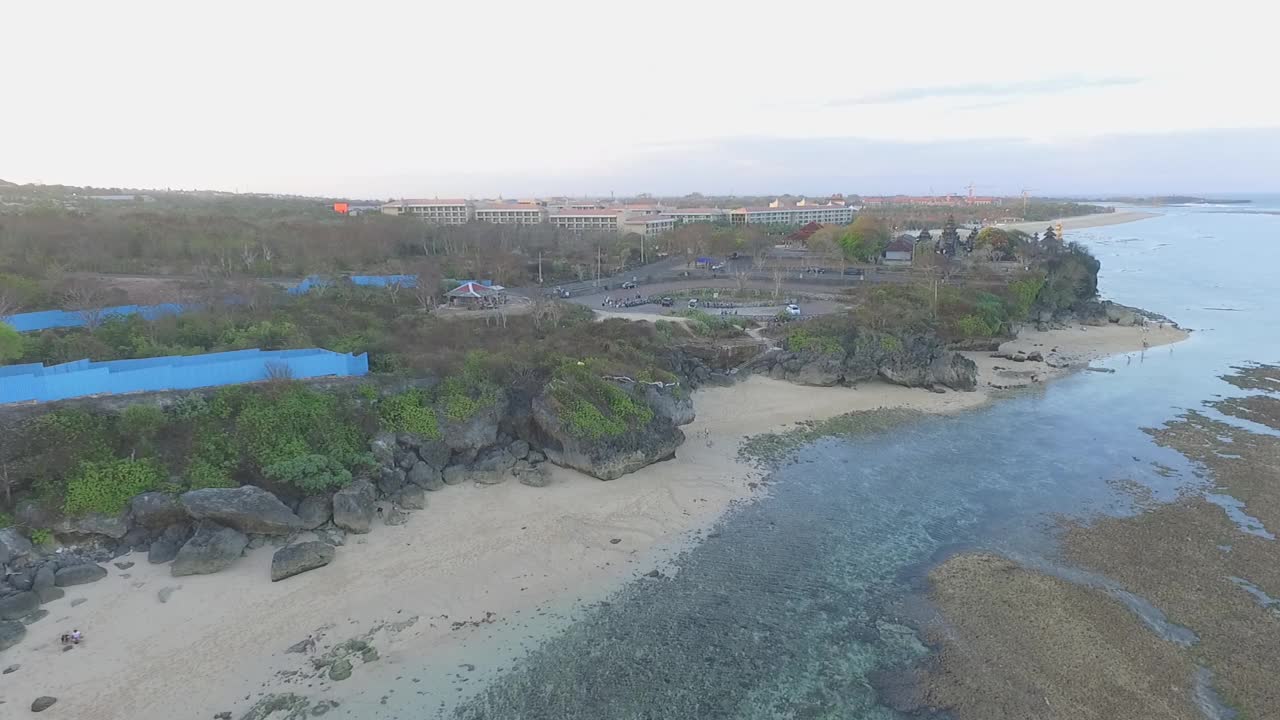 印度尼西亚巴厘岛的Pura geger海滩风景视频素材