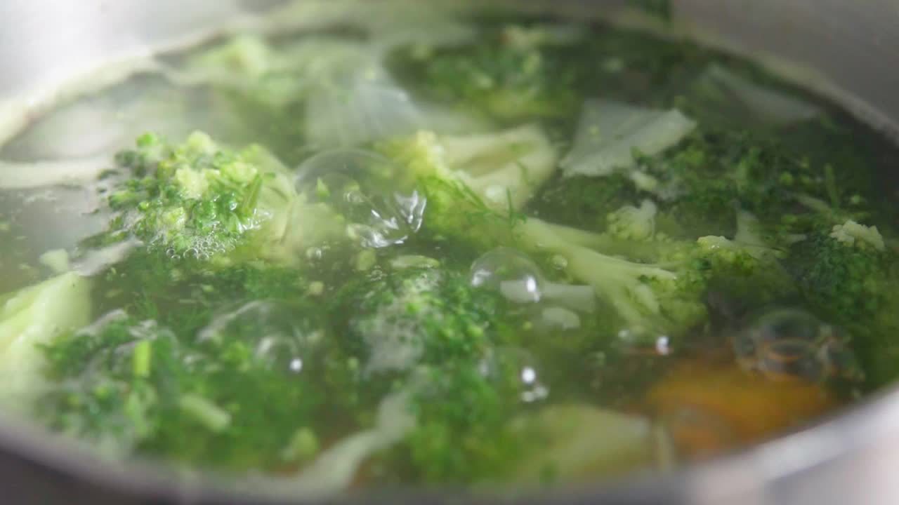 花椰菜，煮奶油汤，煮蔬菜。植物性饮食。慢动作视频素材