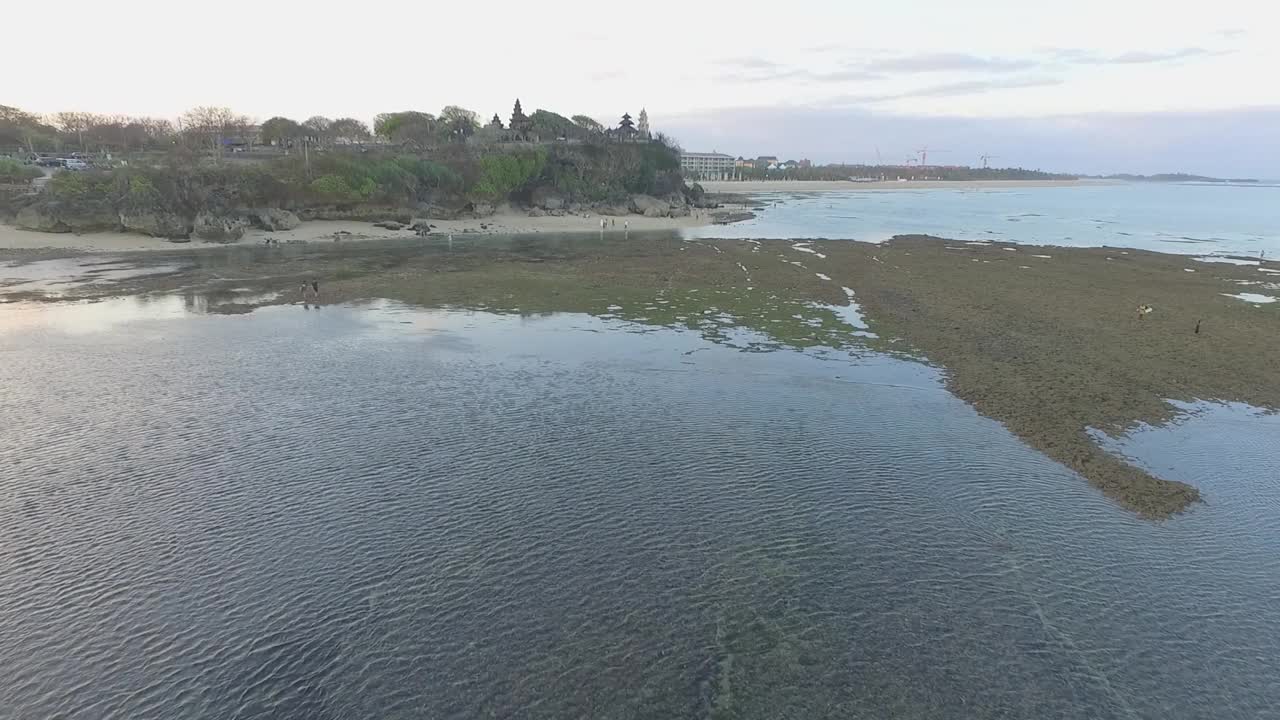 印度尼西亚巴厘岛的Pura geger海滩风景视频素材