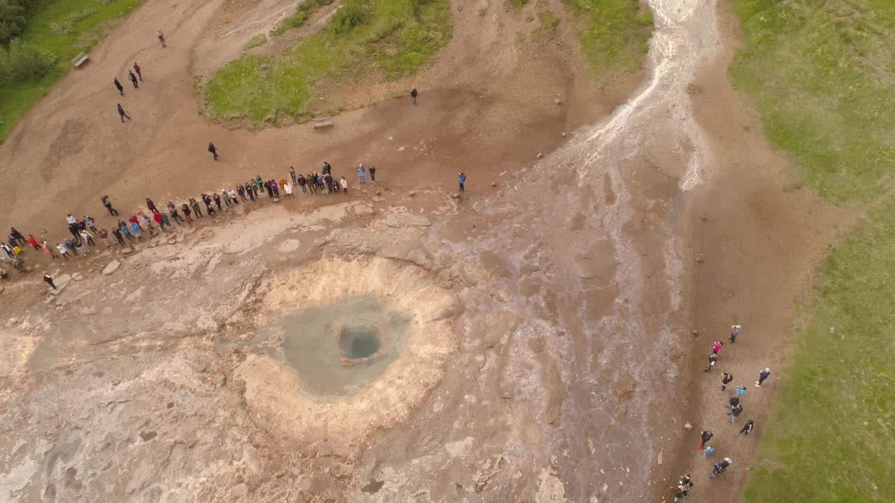 冰岛游客观看火山喷发的鸟瞰图视频素材