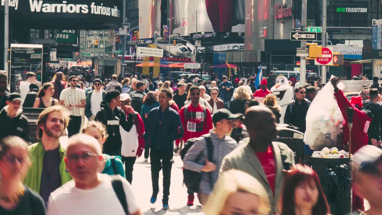 在美国纽约漫步的行人和游客视频素材