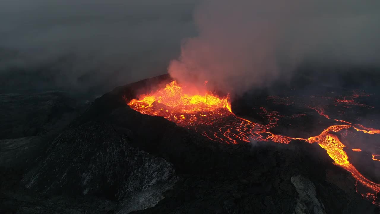 冰岛雷克雅那半岛法格拉达斯火山爆发的鸟瞰图视频素材