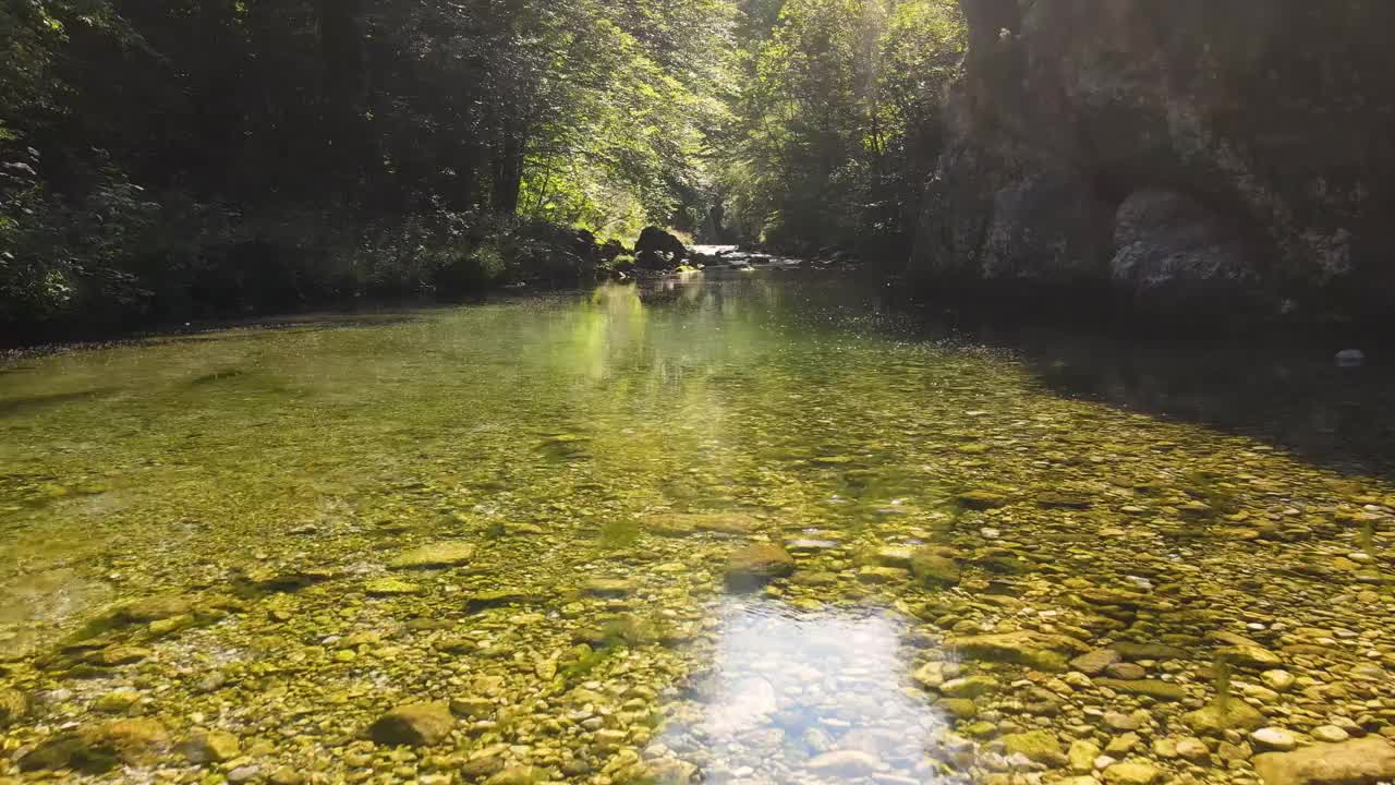 在河水面上飞行视频素材