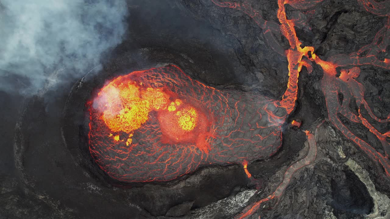 无人机拍摄的白天照片显示了冰岛雷克雅斯半岛法格拉达斯火山内部的熔岩视频素材