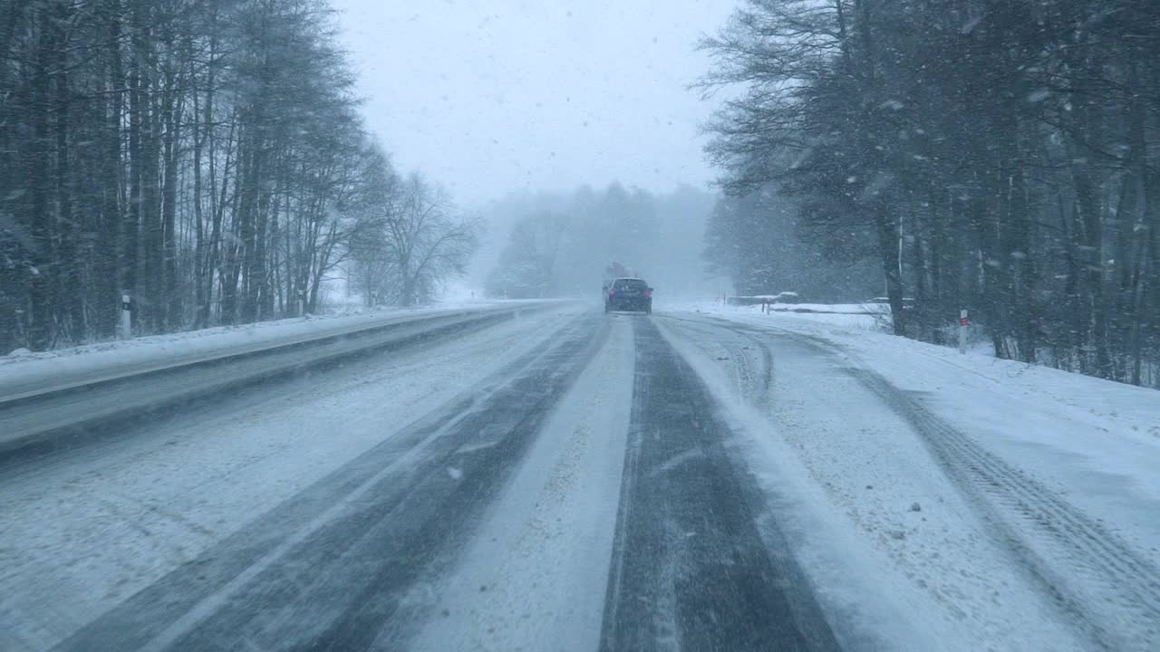 冬季暴风雪道路在大雪中行驶视频素材