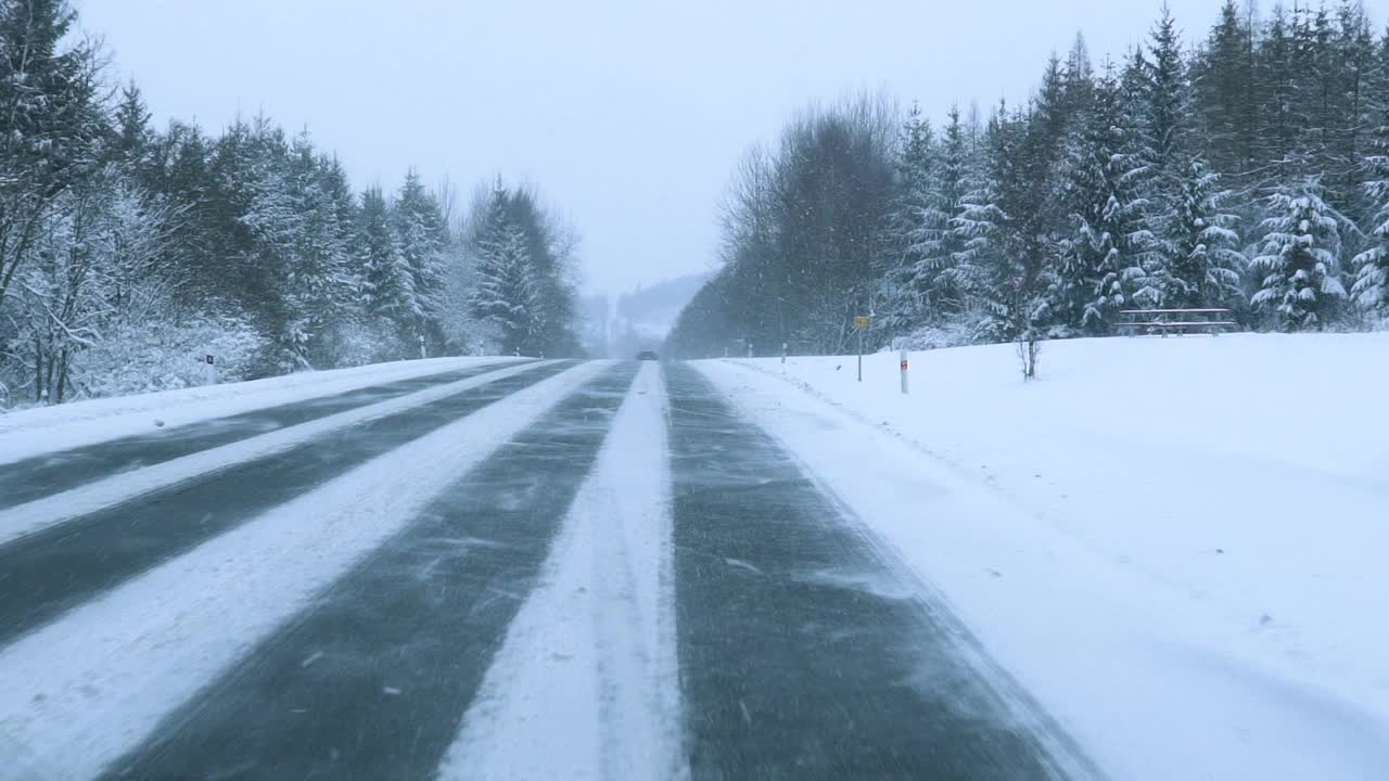 冬季暴风雪道路在大雪中行驶视频素材