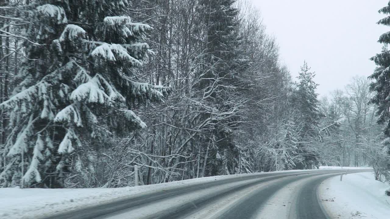 冬季风雪路面危险，行驶在冬季弯道上。视频素材