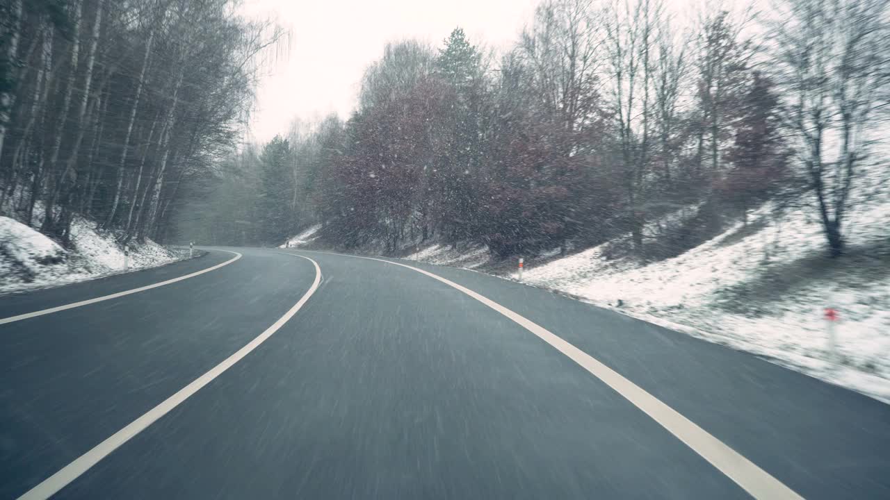 冬季暴风雪、雪道、弯道危险行车。视频素材