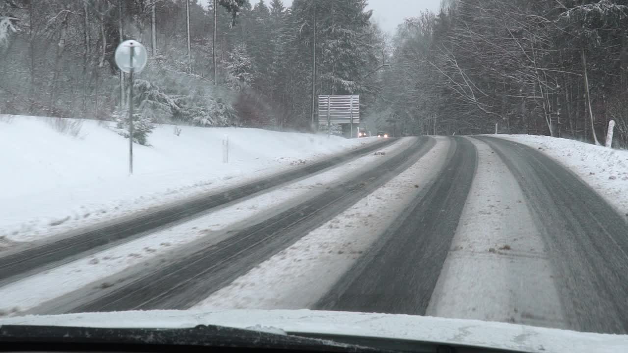 冬季风雪路面危险，行驶在冬季弯道上。视频素材