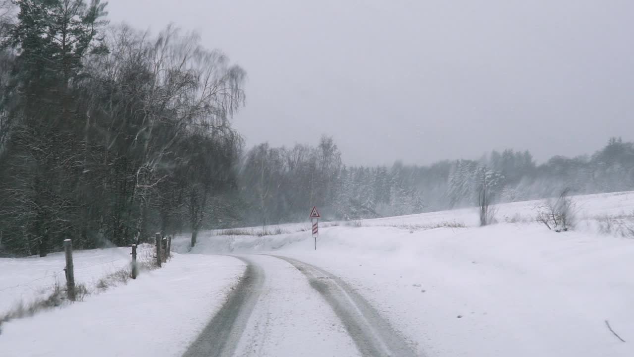 冬季暴风雪雪道，森林路面危险，行驶在冬季道路上视频素材