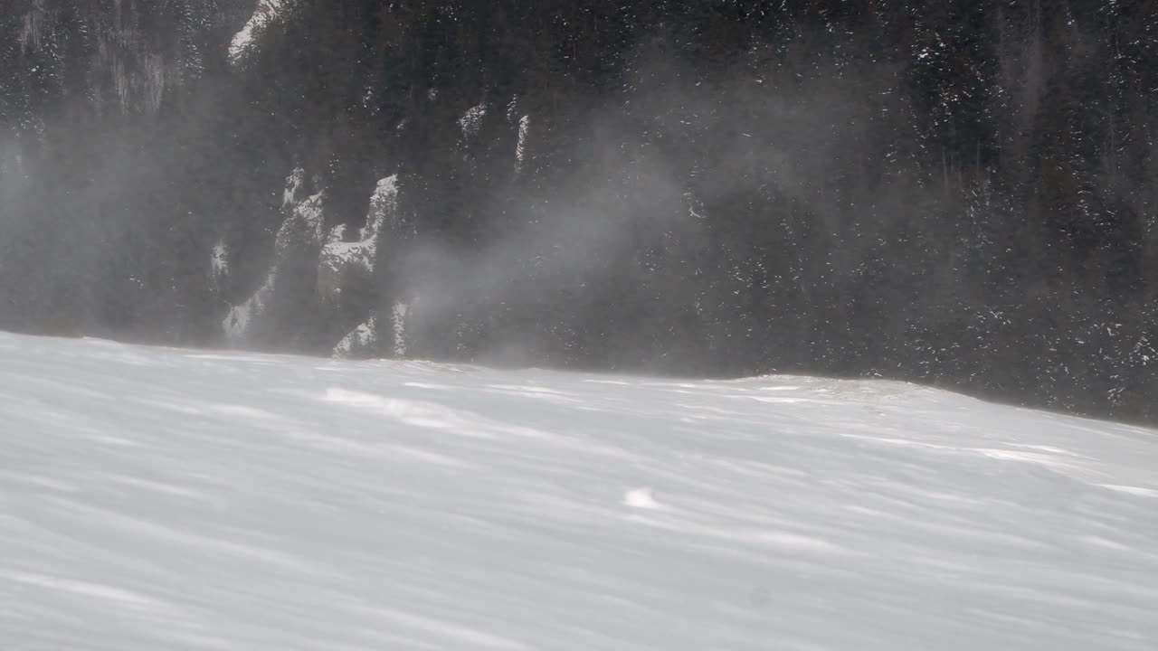 山顶山坡上大雪飘过空气，特写视频素材