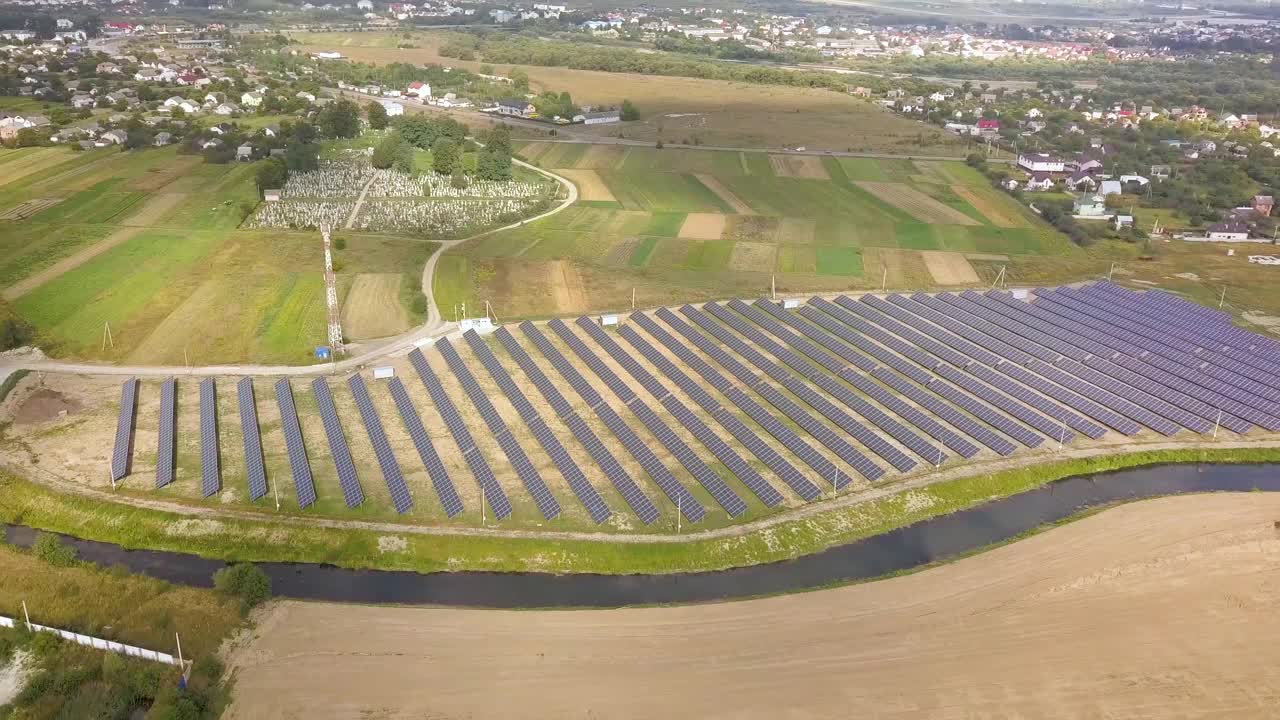 太阳能发电厂鸟瞰图。生产清洁生态能源的电板。视频素材