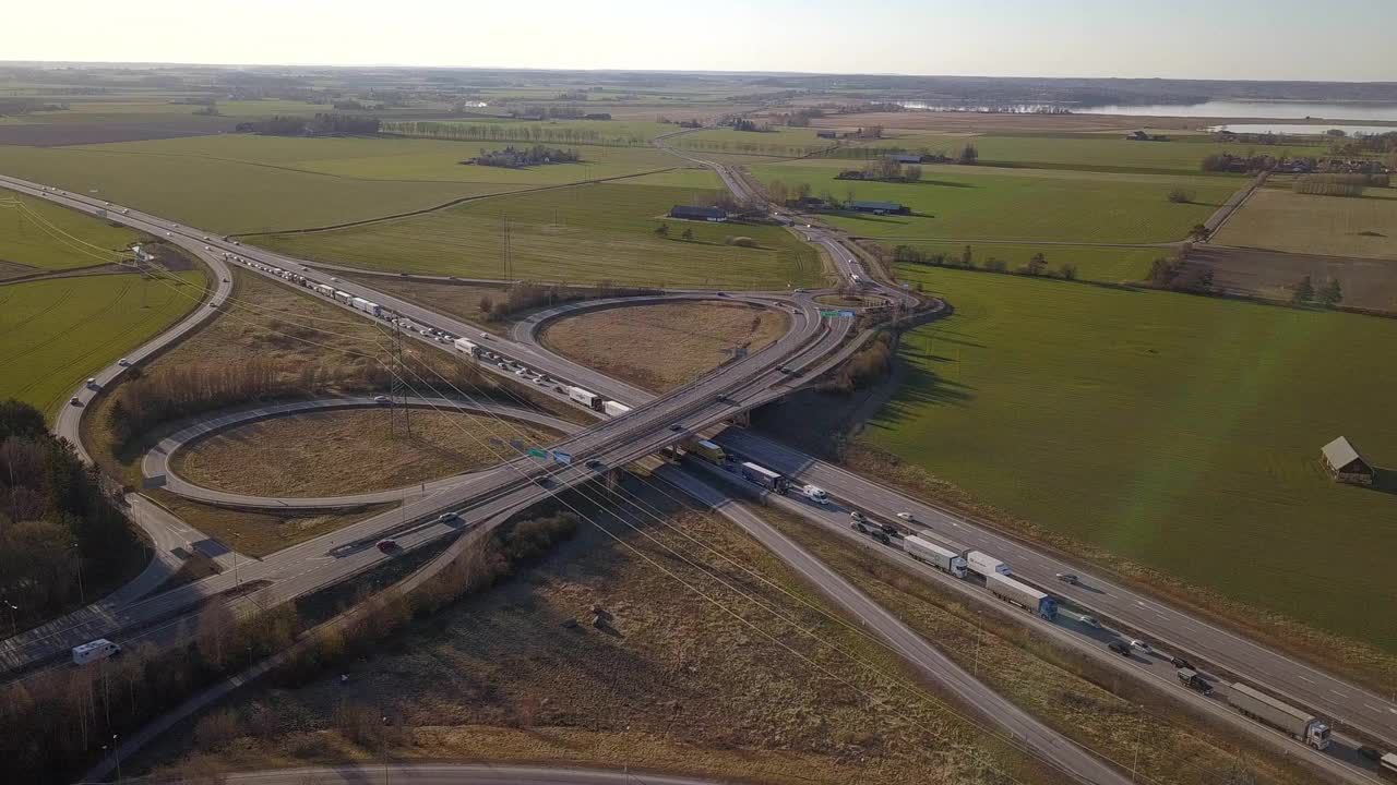 高速公路交叉口的鸟瞰图与移动的交通车辆。视频素材