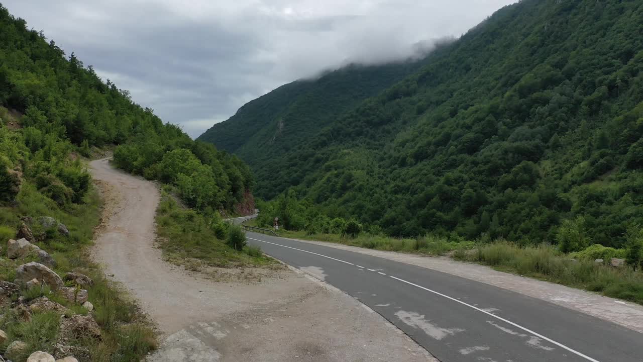 穿越山林的道路视频素材