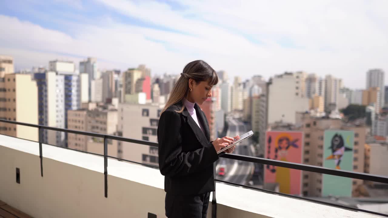 一个年轻女子的肖像在户外视频素材