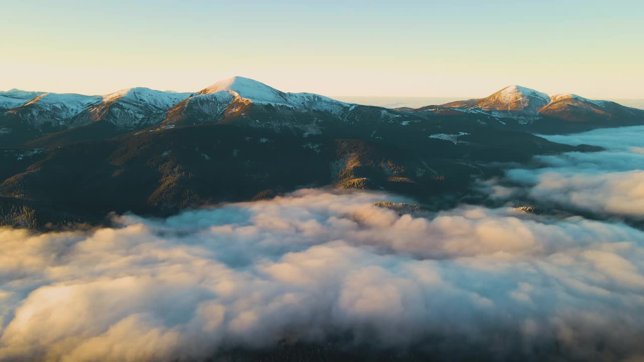 鸟瞰图充满活力的日出在白色的浓雾与遥远的黑暗喀尔巴阡山脉的地平线。视频素材