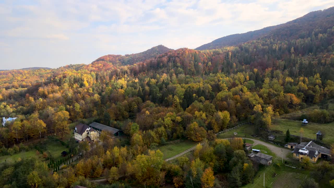 日落时分，俯瞰乌克兰喀尔巴阡山脉秋天森林间宽阔草地上的小牧羊屋。视频素材