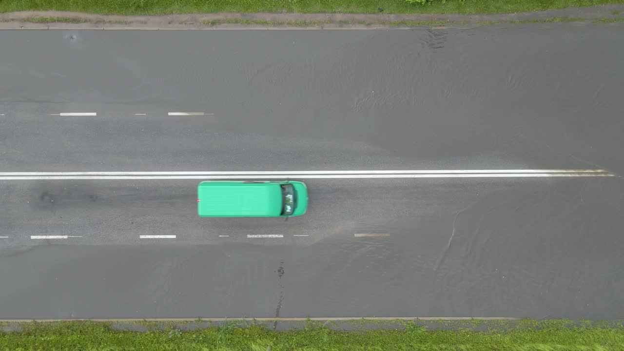 鸟瞰图的城市交通与汽车行驶在洪水后的街道。道路排水系统问题。视频素材