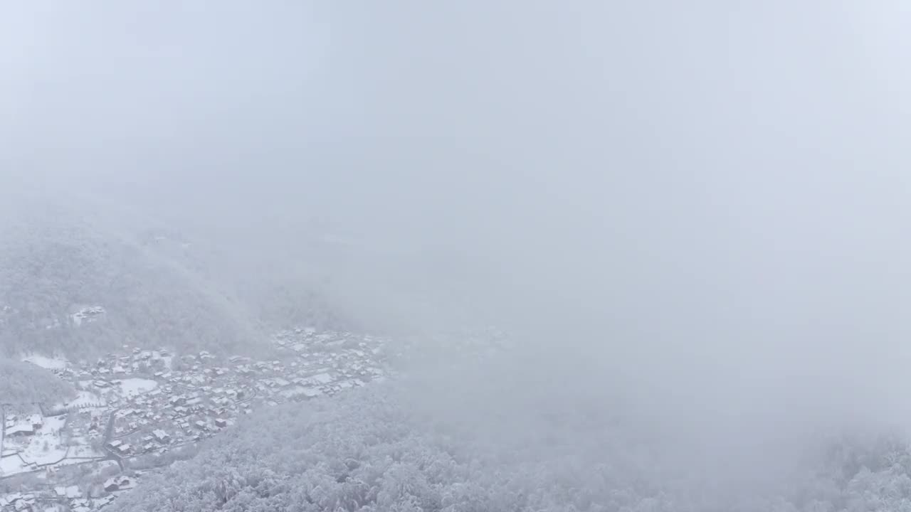 无人机观看电影村庄乡村在冬季自然景观山脉雪视频素材