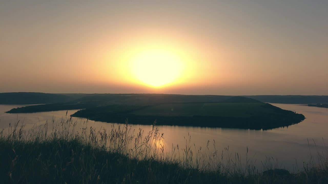 这对浪漫的情侣坐在风景如画的河边的露营帐篷里视频素材