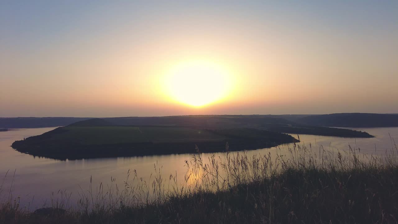 这对浪漫的情侣坐在风景如画的河边的露营帐篷里视频素材