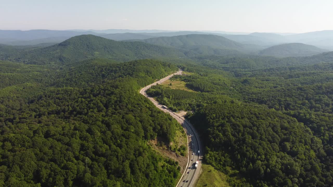 山里的公路。山蜿蜒的视频素材