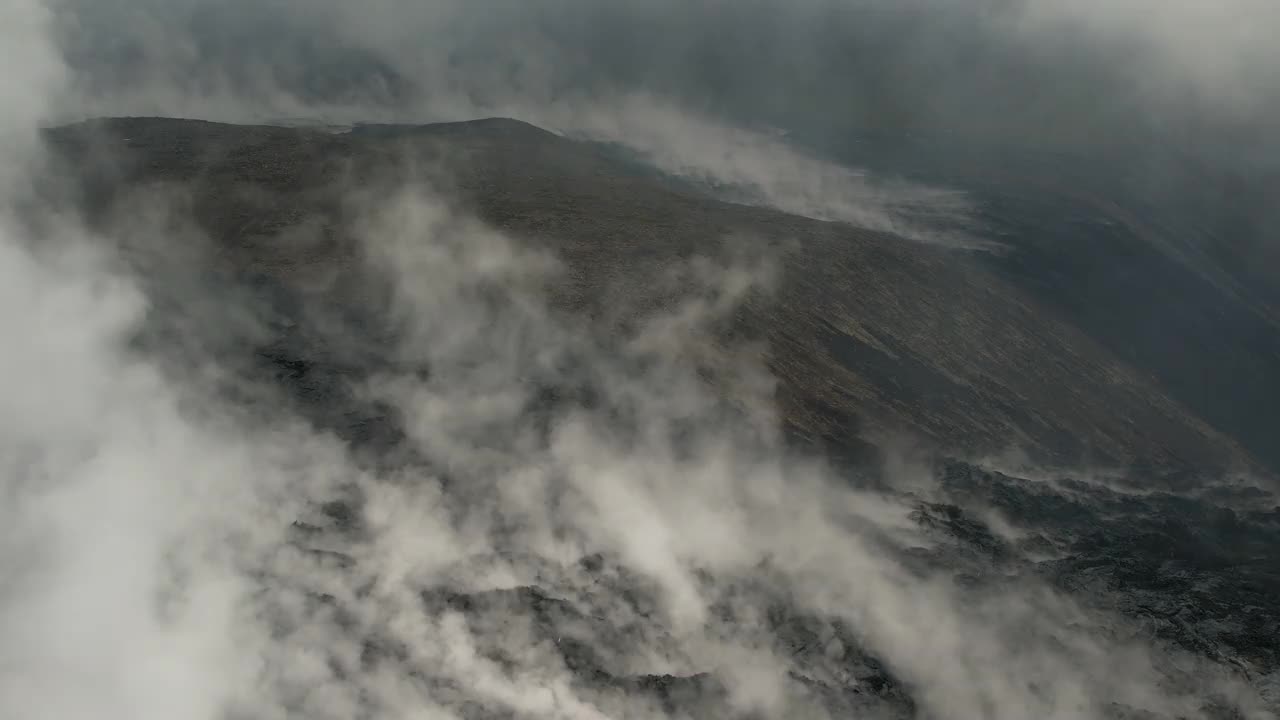 冰岛，雷克雅内半岛，Fagradalsfjall火山，从冷却的熔岩中升起的高角度照片视频素材