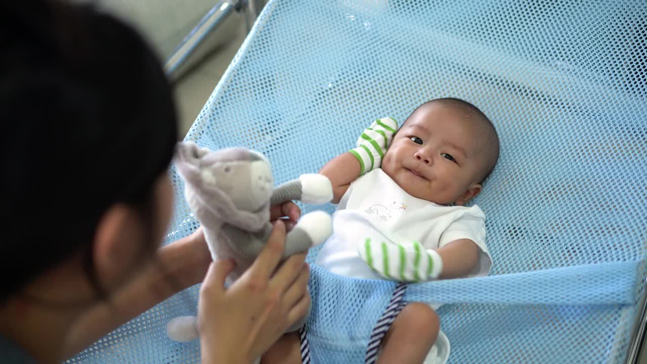 亚洲母亲和她的宝宝在家里玩视频素材