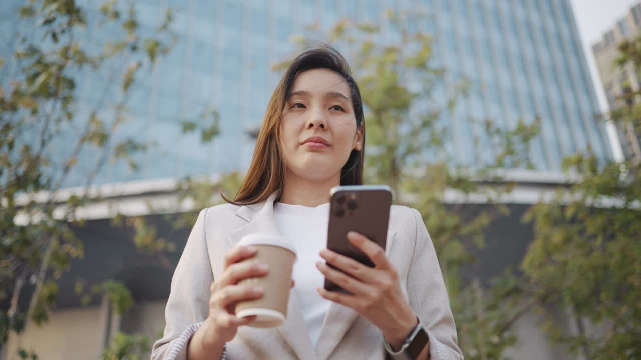 亚洲女商人使用智能手机视频素材