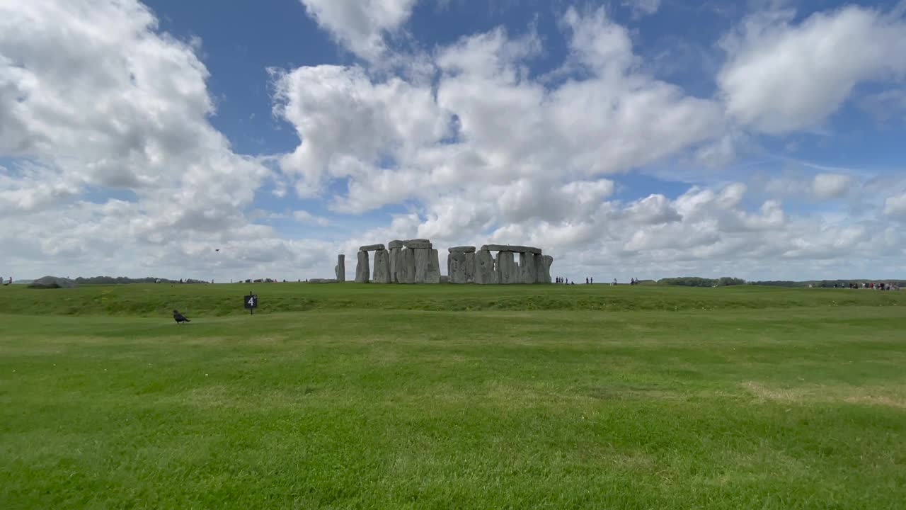 在英国的巨石阵外，一群小孩在摆姿势拍照。坦诚的旅游视频视频素材