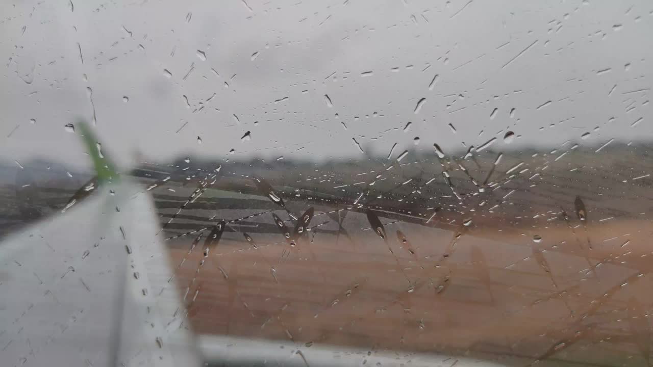 雨滴落在飞机窗户上的镜头视频素材