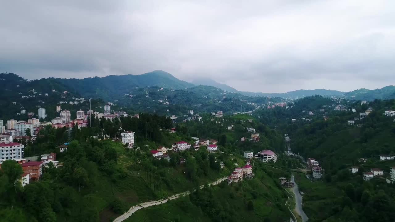 森林山脉和村庄鸟瞰图视频素材