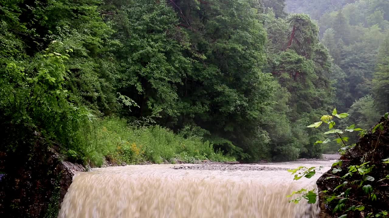 泛滥泥水山溪视频素材