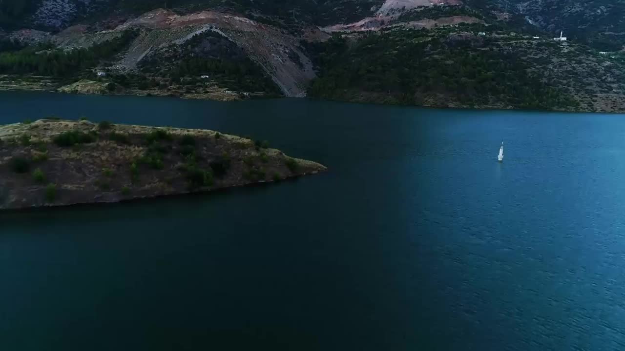 山脉和河流鸟瞰图3视频素材