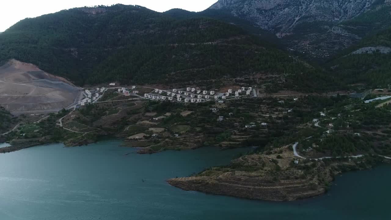 山脉和河流鸟瞰视频素材