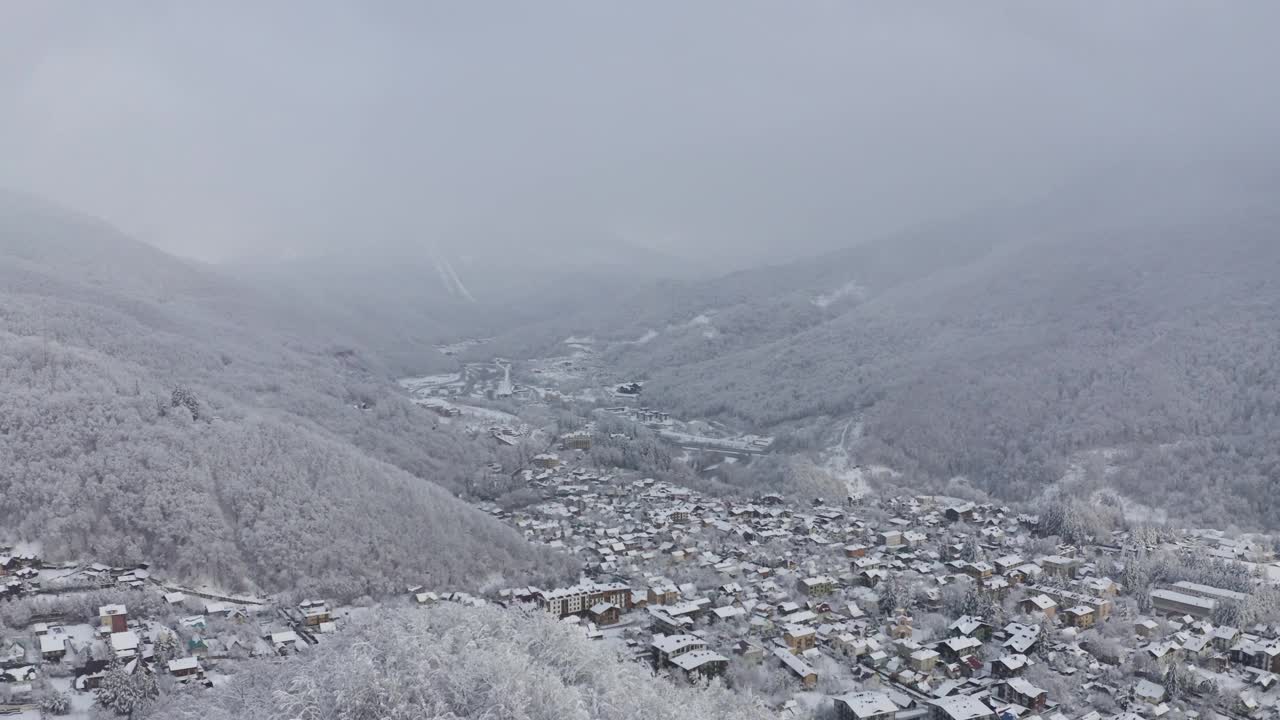 鸟瞰图冬季乡村基础设施被雪花包围视频素材